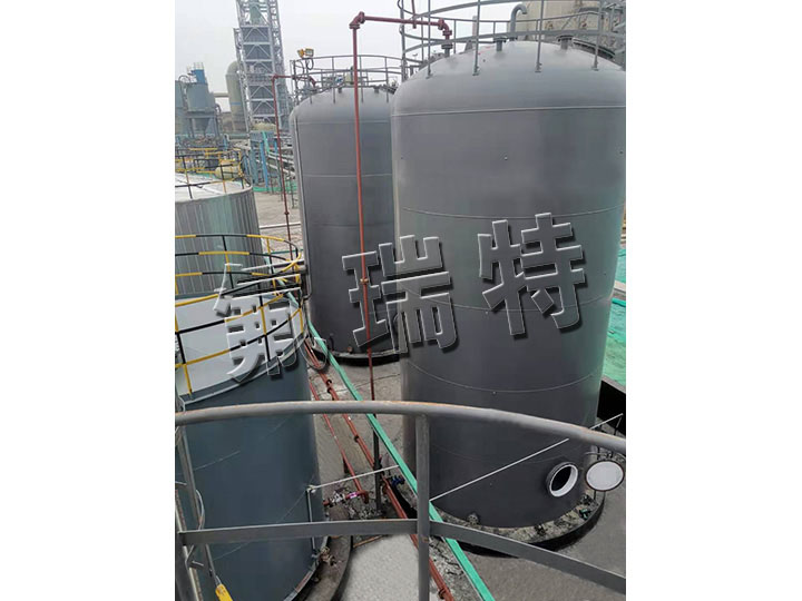 5臺100立方鋼襯四氟儲罐現場使用